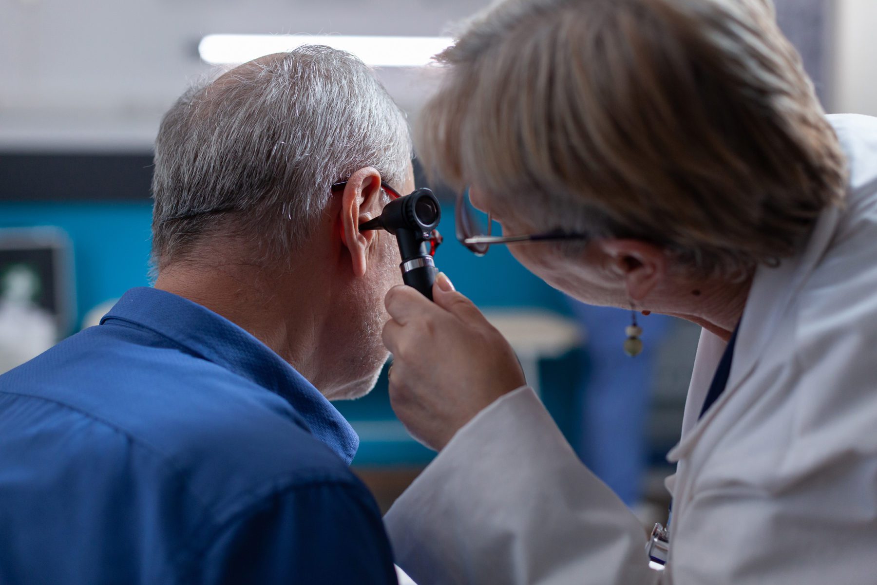 ORL examinant l'oreil d'un patient
