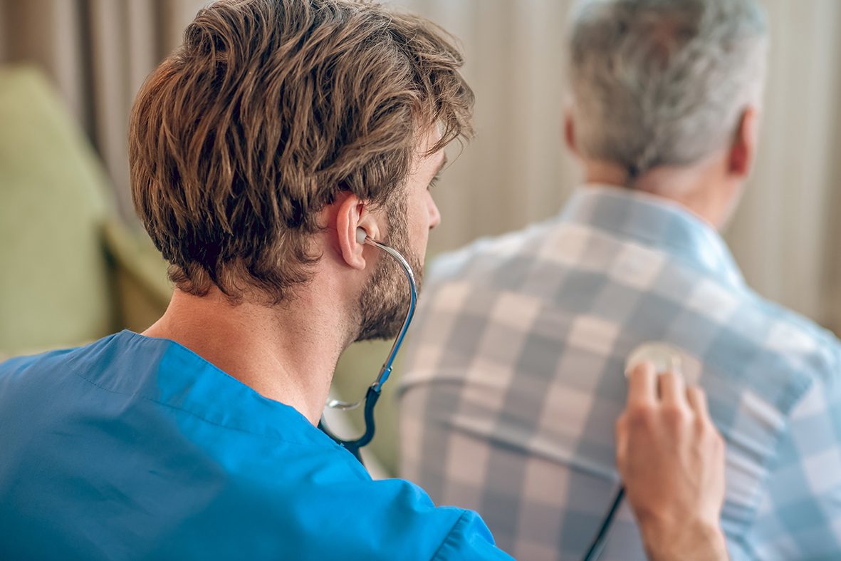 Médecin écoutant la respiration d'un patient