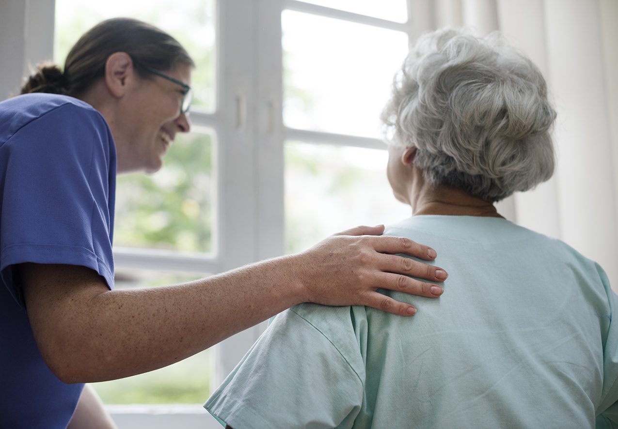 infirmière prenant en charge une patiente âgée