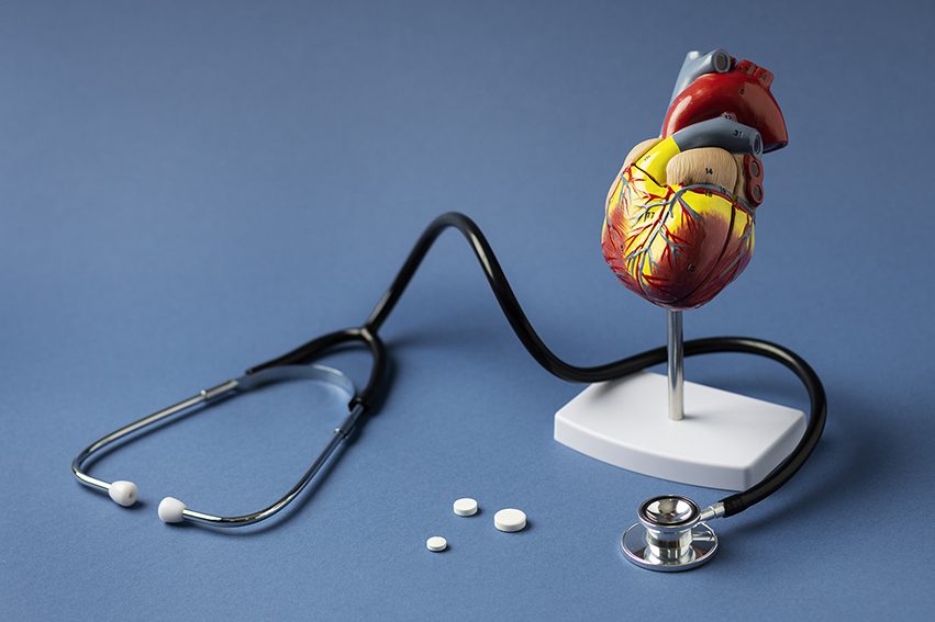 coeur, médicament et stéthoscope du cardiologue