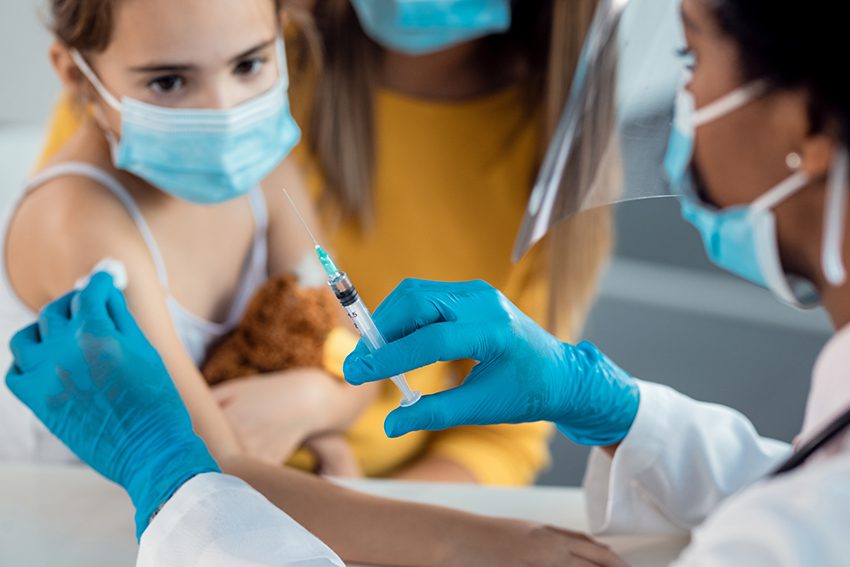 Pédiatre vaccinant un enfant