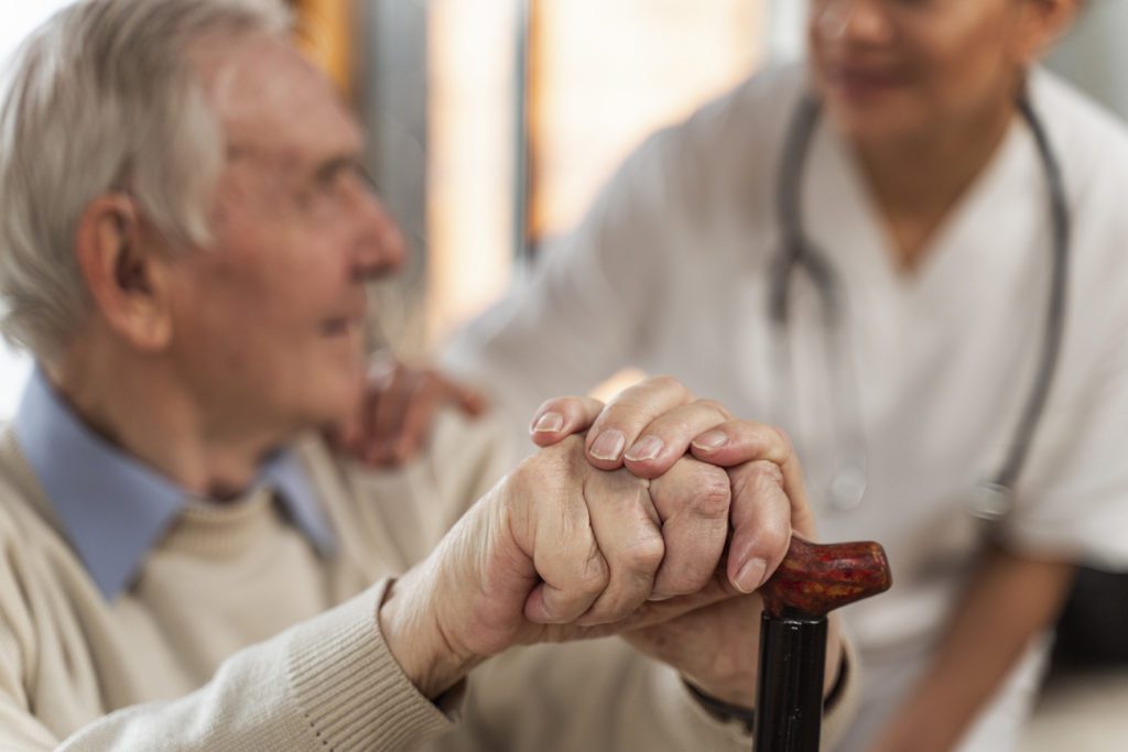 Patient âgé avec personnel soignant