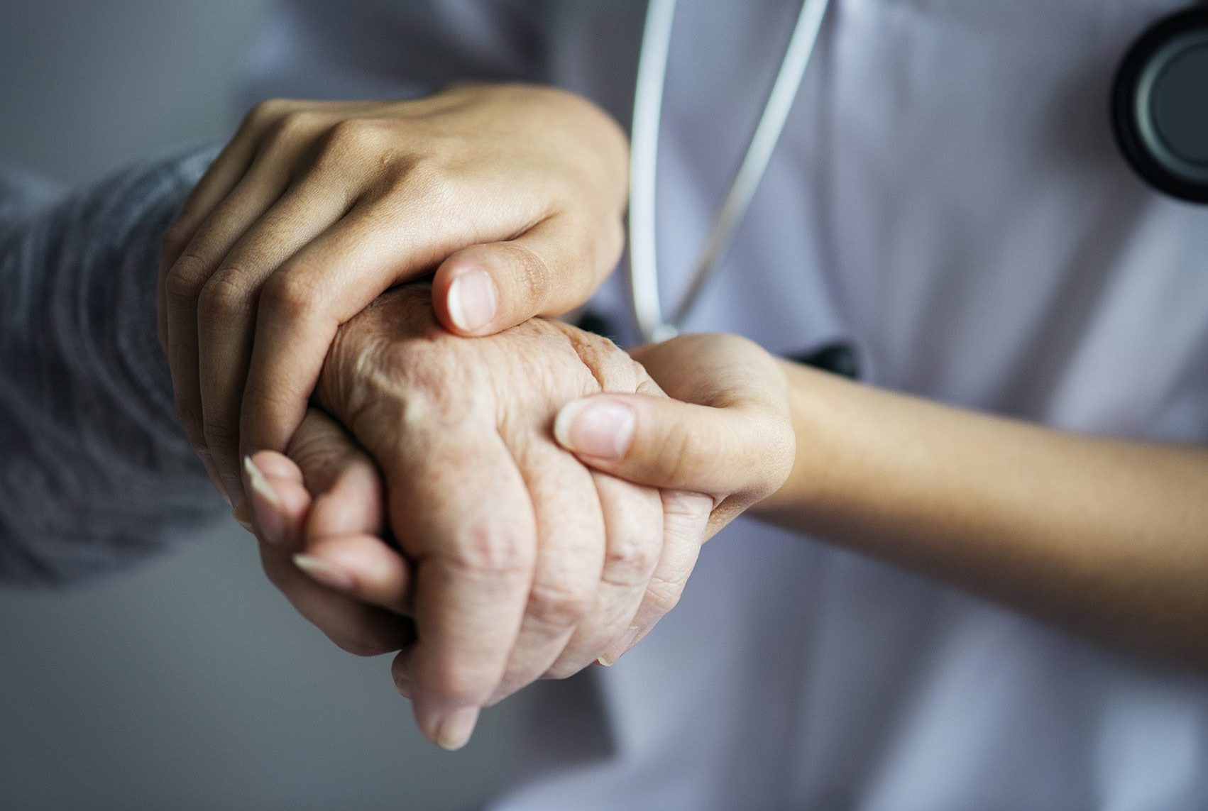 mains patient âgé et personnel médical