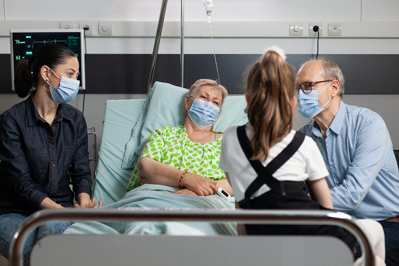 Une famille rend visite à un proche hospitalisé