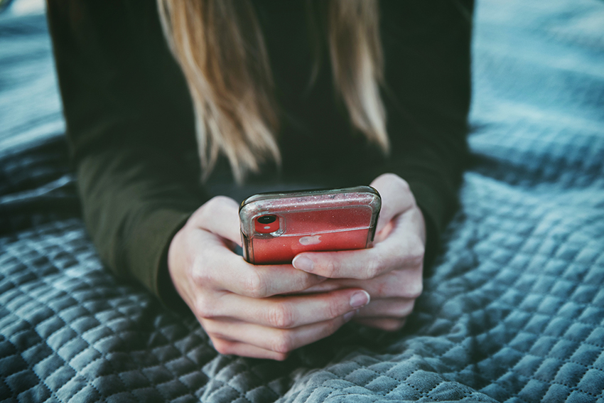 femme écrivant sur son mobile