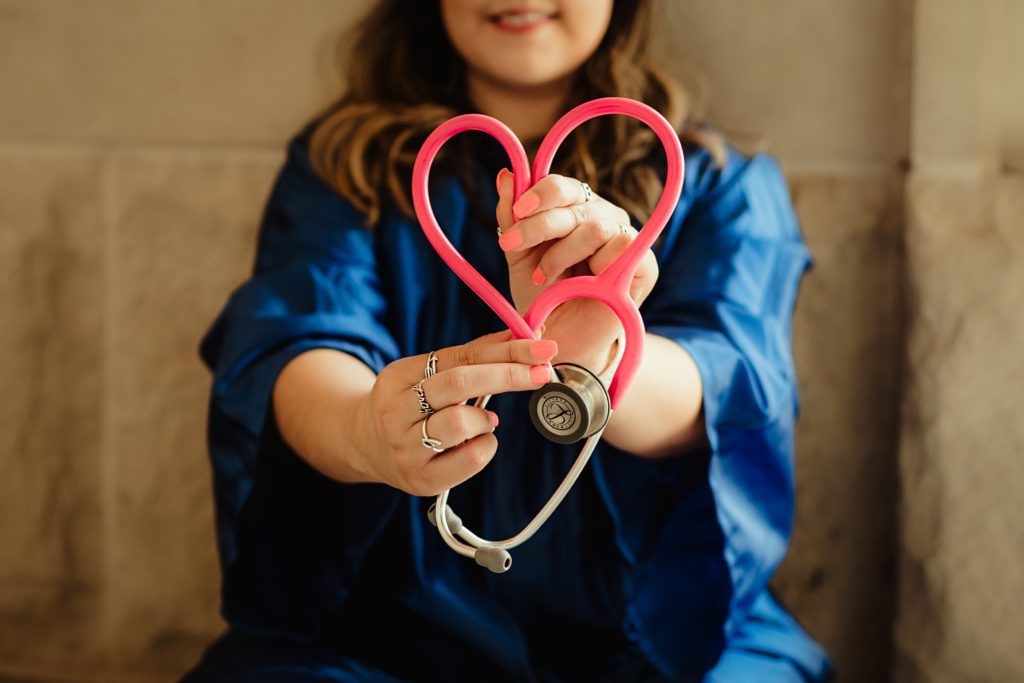 une infirmière tient un stéthoscope pour former un coeur avec