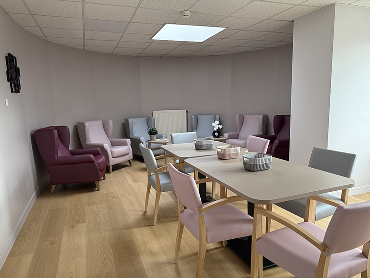 Table et fauteuils - lieu convivial caja